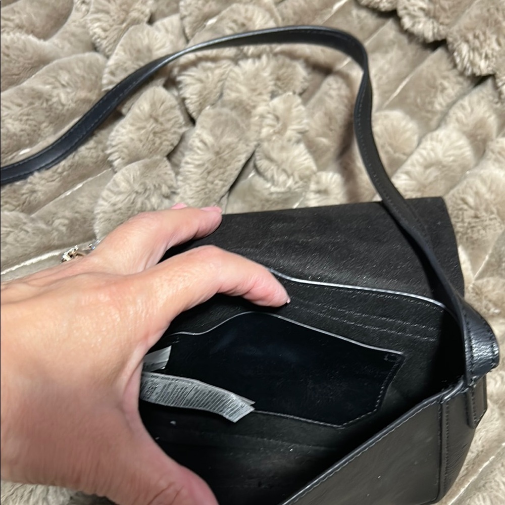 Elegant Black Crossbody Bag with Structured Design - Picture 9 of 10